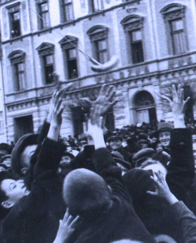 Na fotografii z roku 1934 bohužel není vidět Párkař, ale alespoň párek na prutu a dav dětí, co se ho snaží chytit.