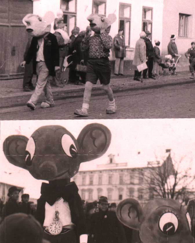 Na horní fotografii je Spejbl a Hurvínek z roku 1962, na spodní z roku 1975. Tyto masky se dochovaly a jsou k prohlédnutí ve vitrínách našeho muzea.